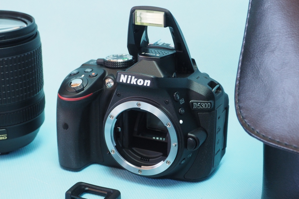 Nikon D5300 18-140 VR レンズキット + シリコンカバー ブラック + Kenko レンズプロテクター + Nikon 純正カメラバッグ + 液晶保護シート、その他画像１