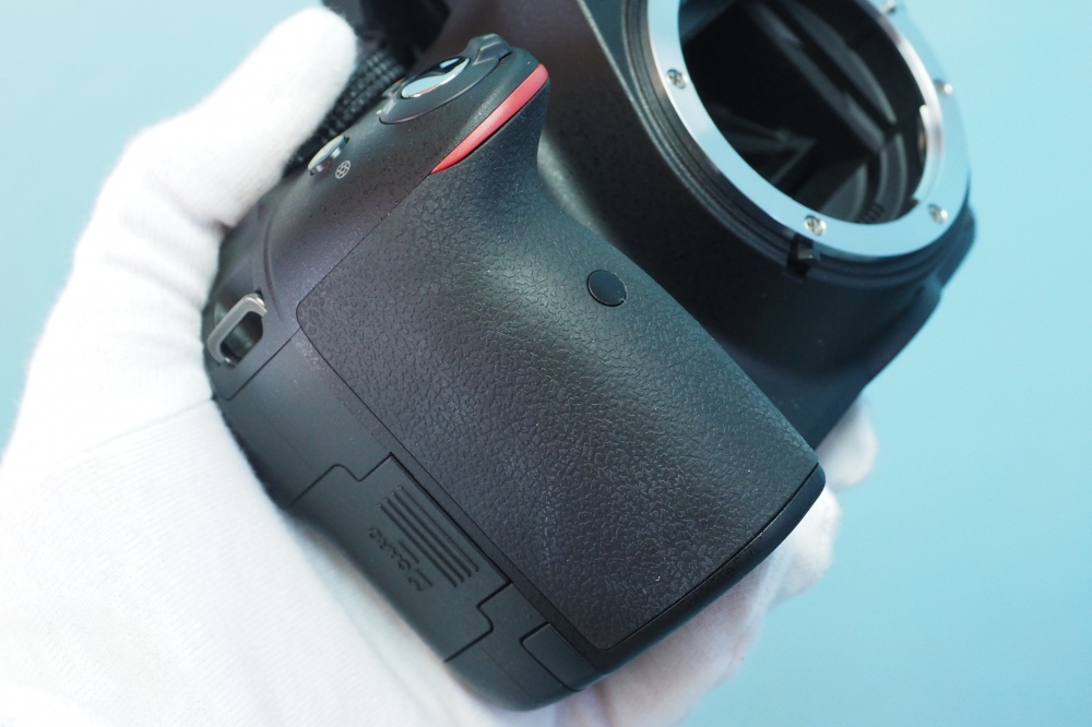 Nikon D5300 18-140 VR レンズキット + シリコンカバー ブラック + Kenko レンズプロテクター + Nikon 純正カメラバッグ + 液晶保護シート、その他画像２