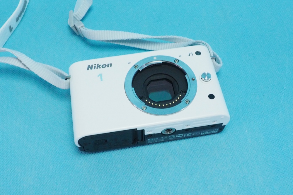 ニコニコ宅配買取｜Nikon ミラーレス一眼カメラ Nikon 1 J1 標準ズームレンズキット ホワイト ニコン 、5,000円、買取実績